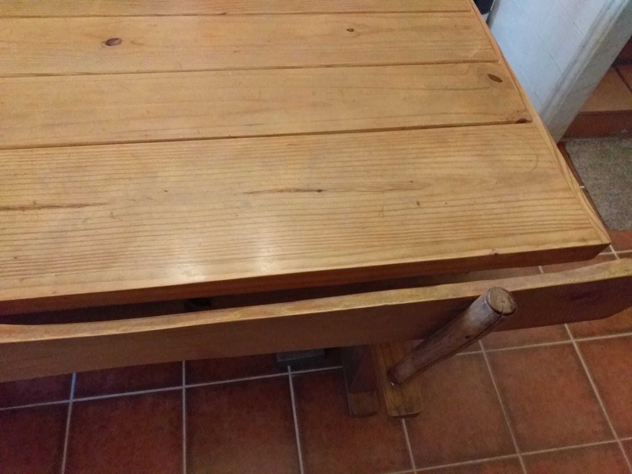 Mesa e 2 bancos de pinho em estilo rústico