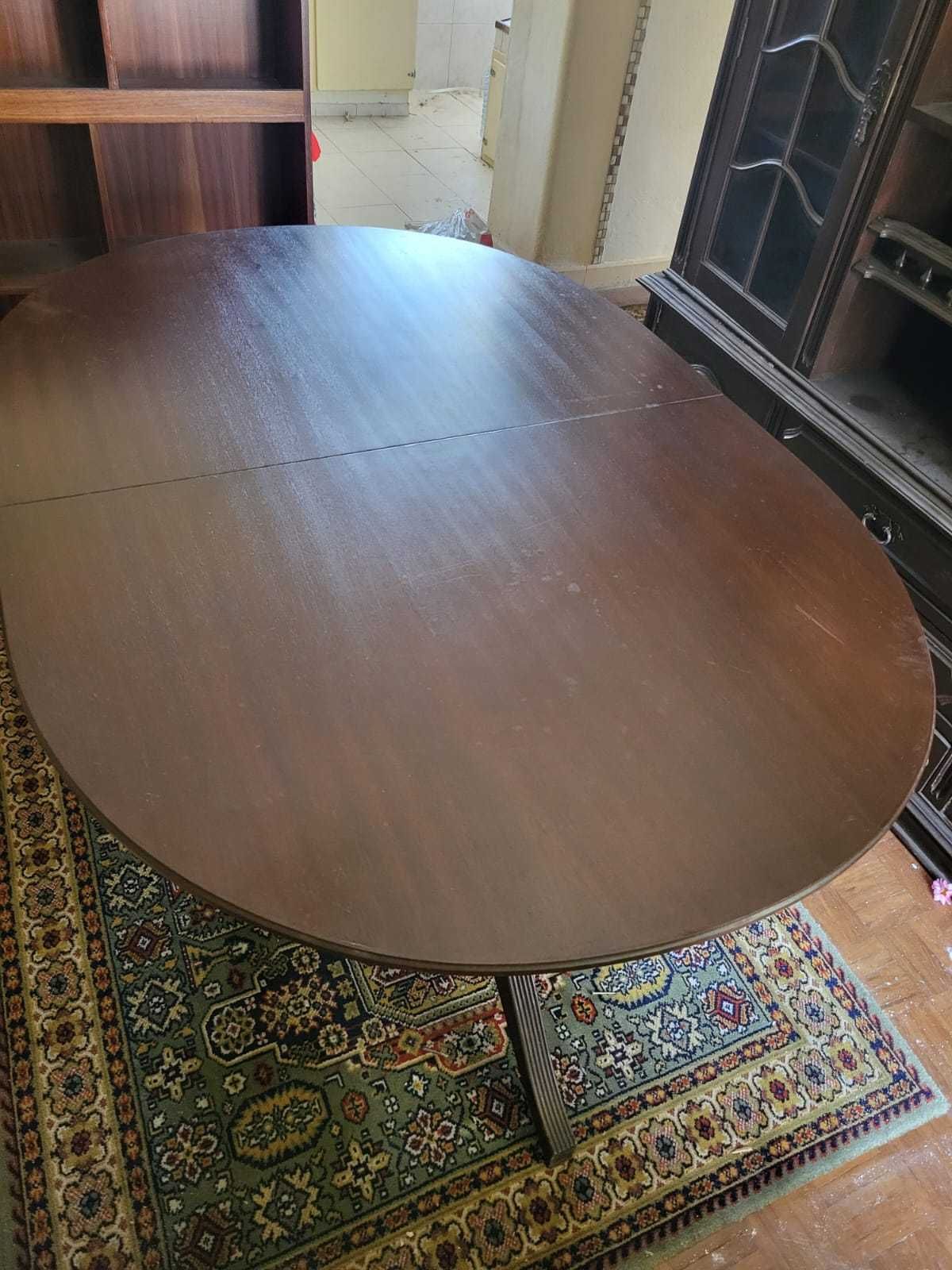 Mesa de jantar em madeira