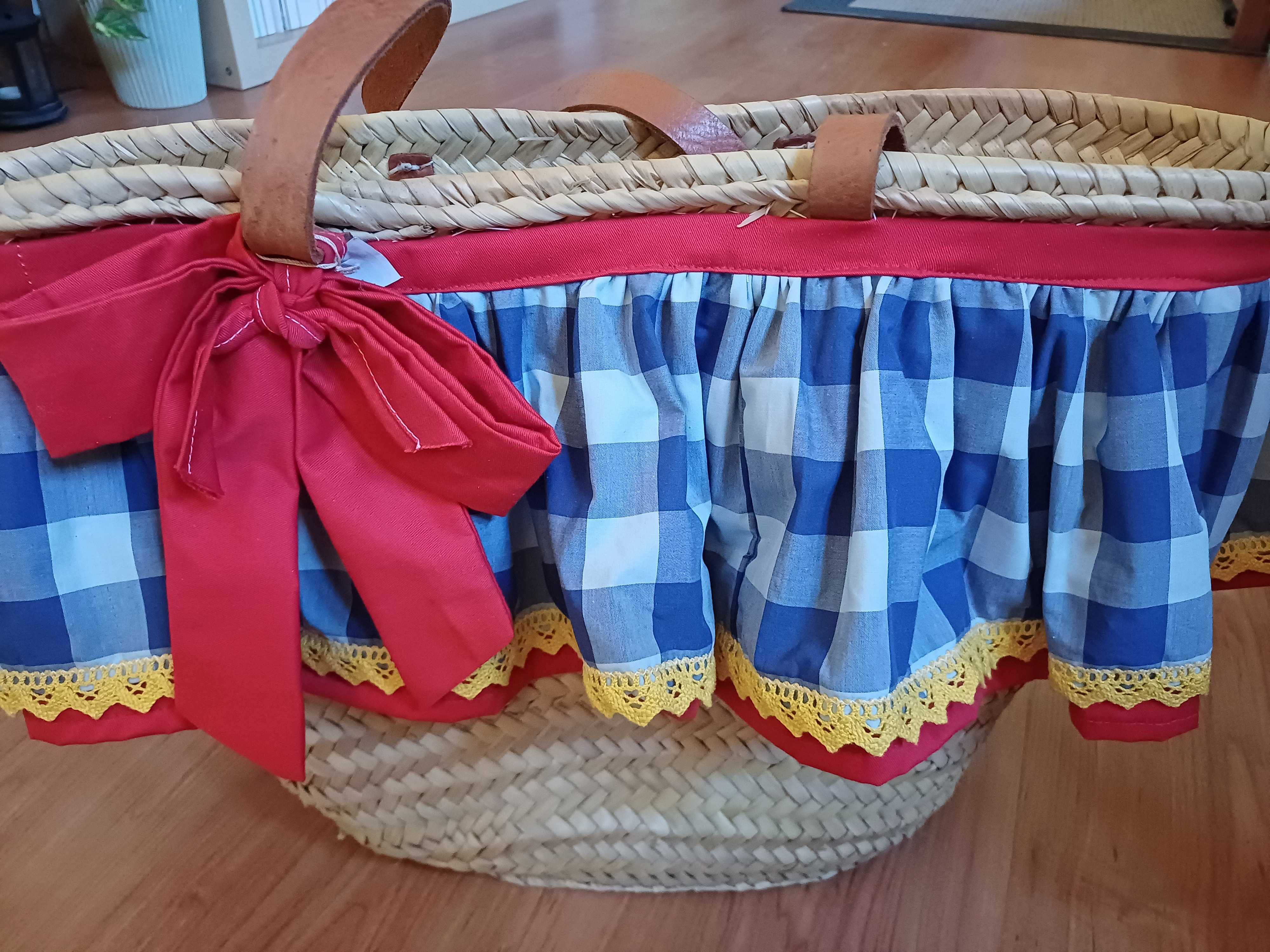 Cesta em ráfia decorada com 2 folhos