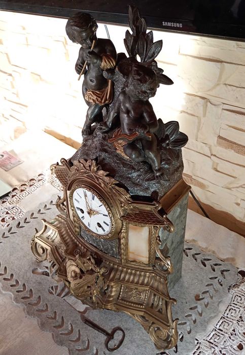 antyczny kominkowy zegar