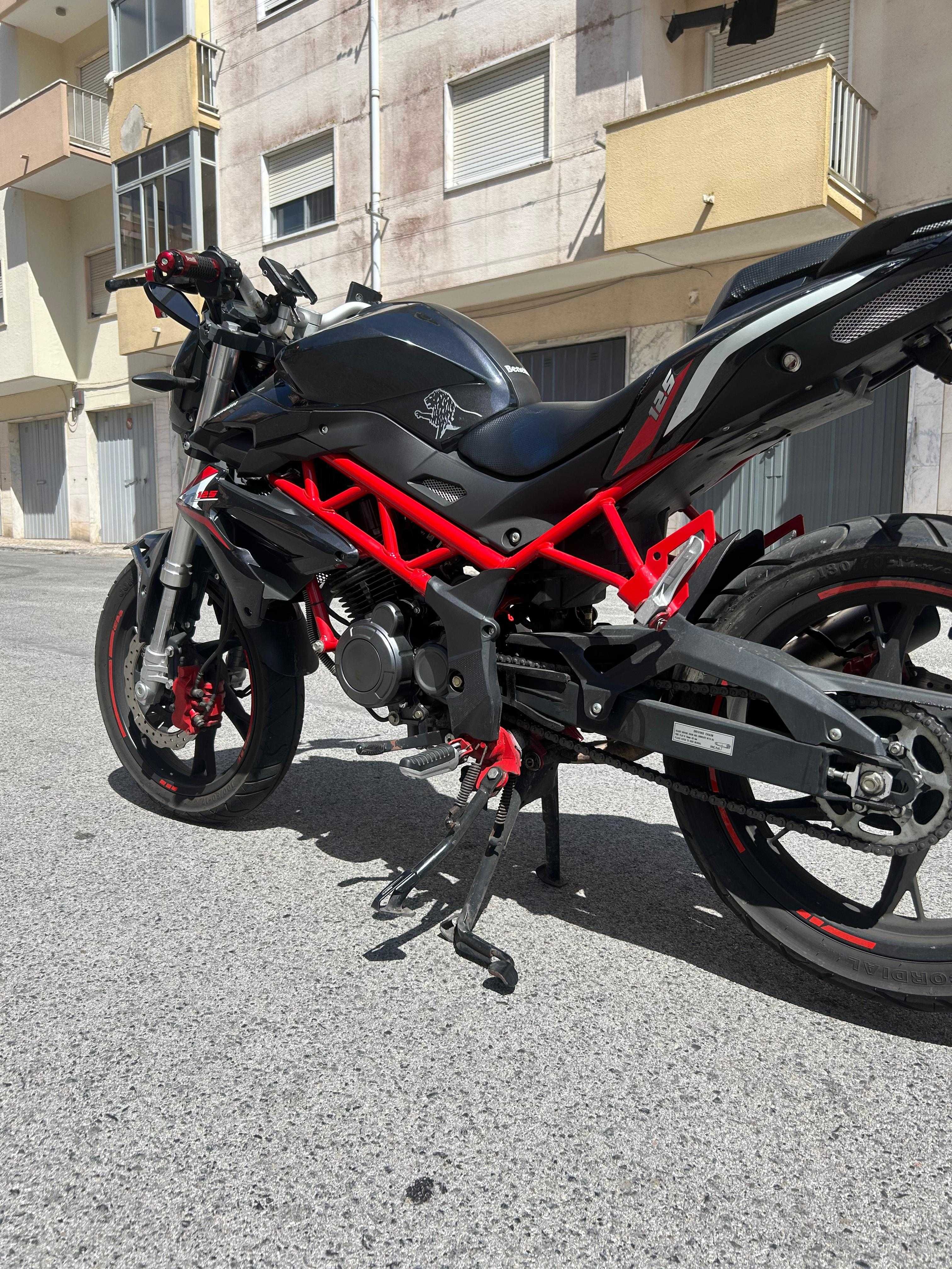 Benelli Bn 125 com extras