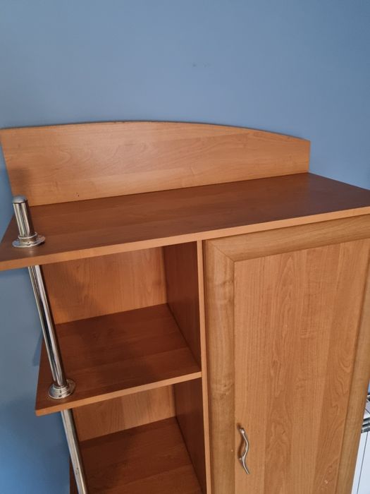 Brązowy regał z szafką i 2 szufladami – solidny i pojemny