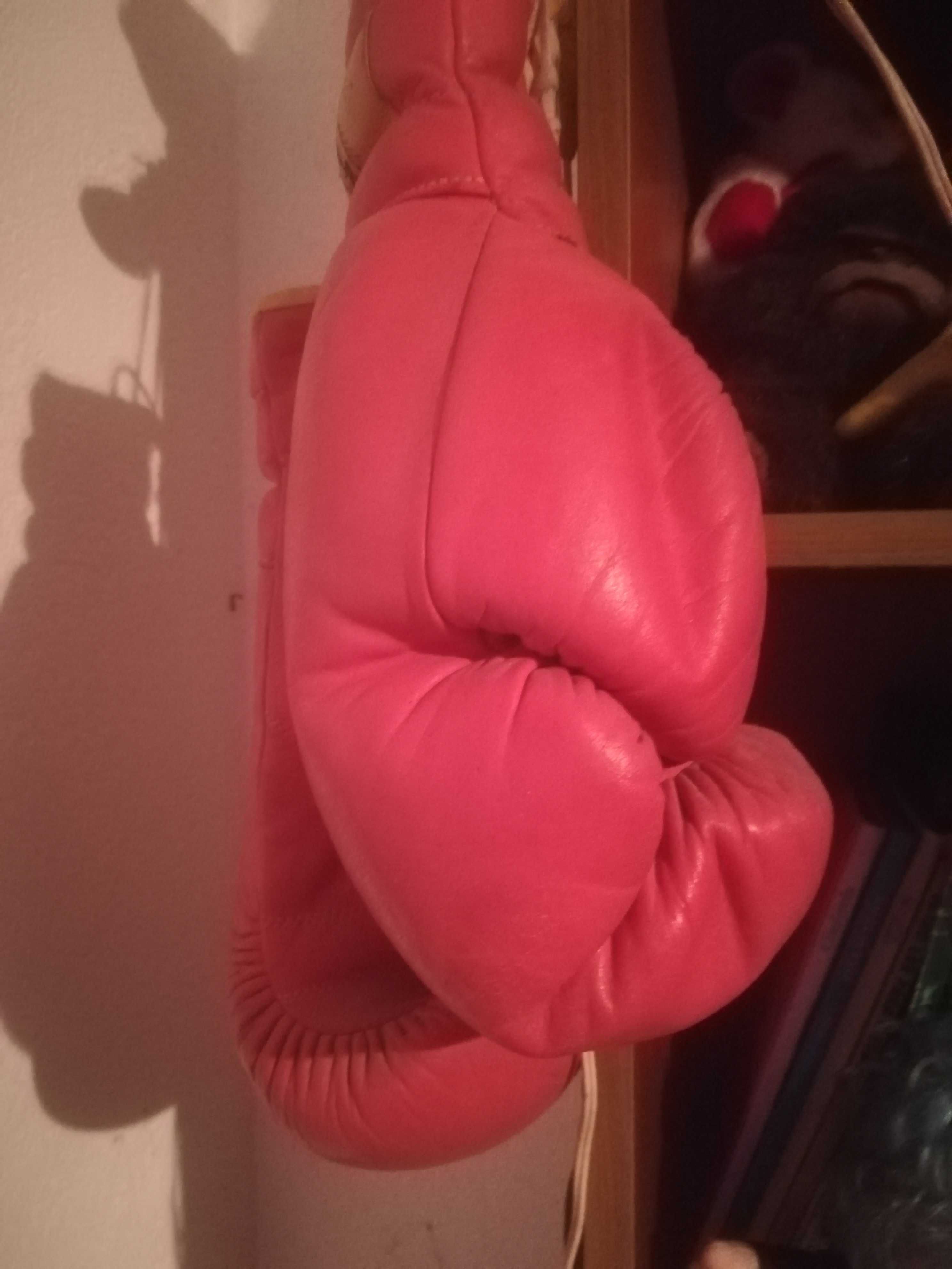 luvas de boxe vermelhas