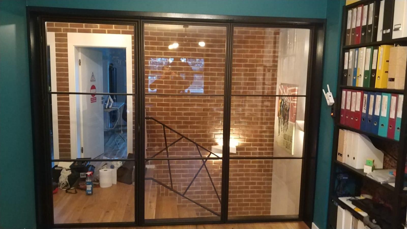 Ścianka ściana metalowa szklana drzwi loft industrial przeszklenie