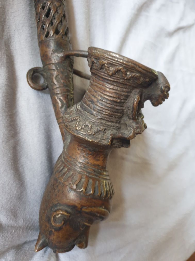 Raro antigo cachimbo ceremonial Bamum do Cameron em bronze