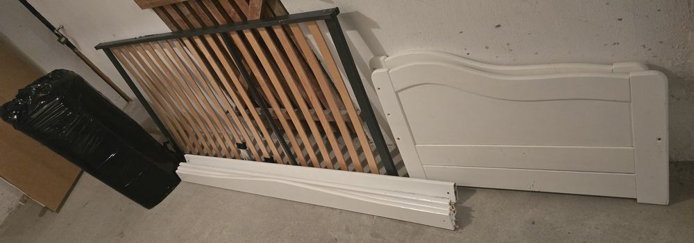 Łóżko z materacem