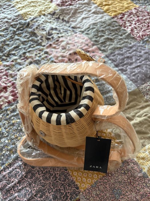 Mała torebka z rafii Zara