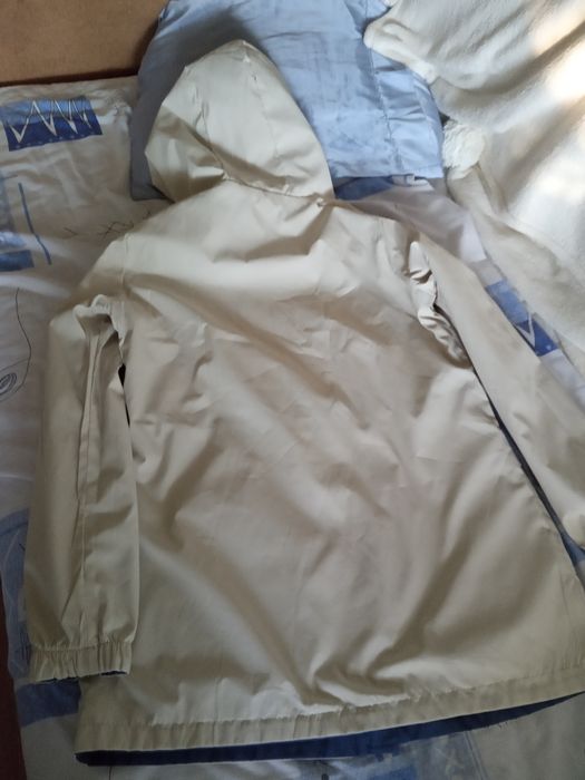 Две женские куртки ветровки