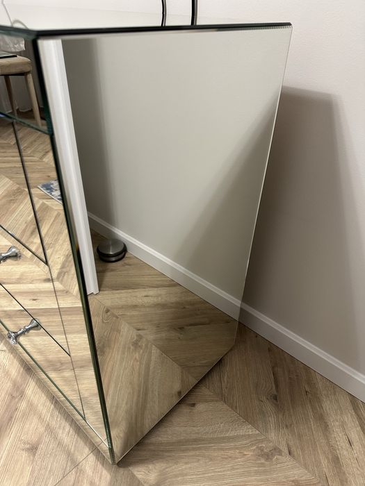 Komoda lustrzana z krysztalowymi uchwytami