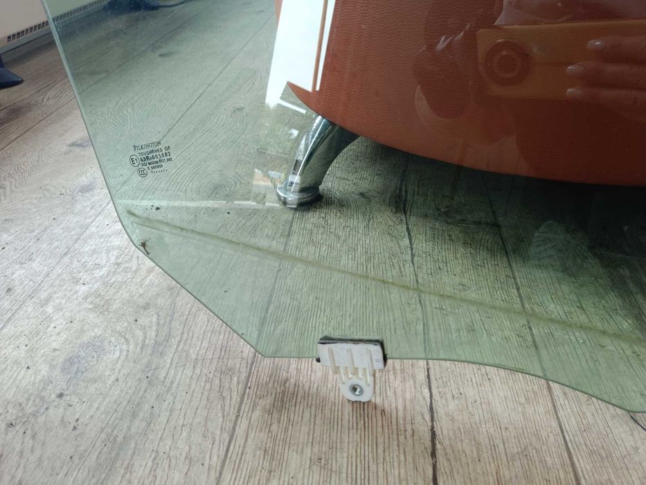 Szyba drzwi opuszczana PRAWA do Nissan CABSTAR z 2008roku model 07-14