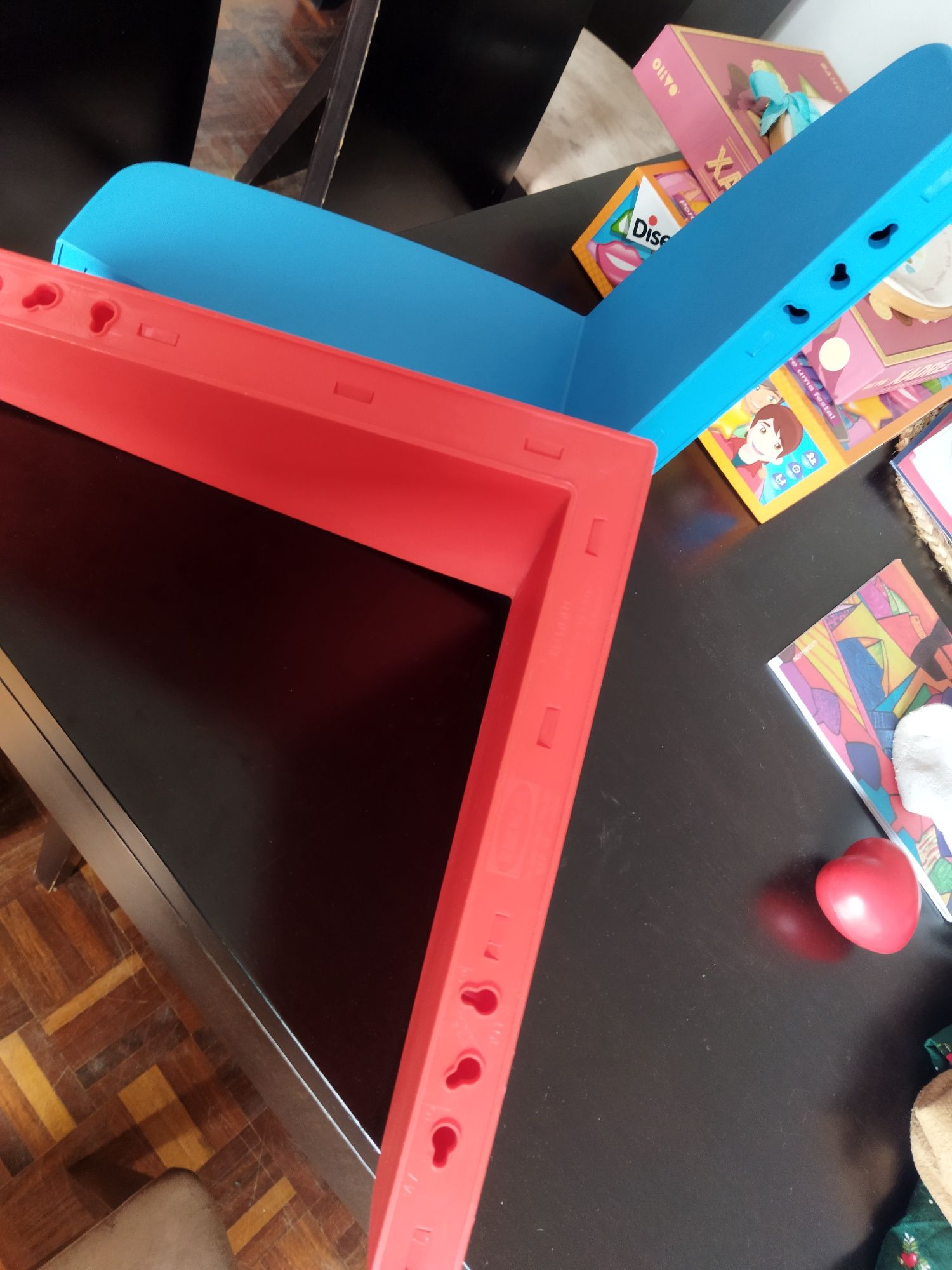 Cabides IKEA multi função. Plástico vermelho e azul