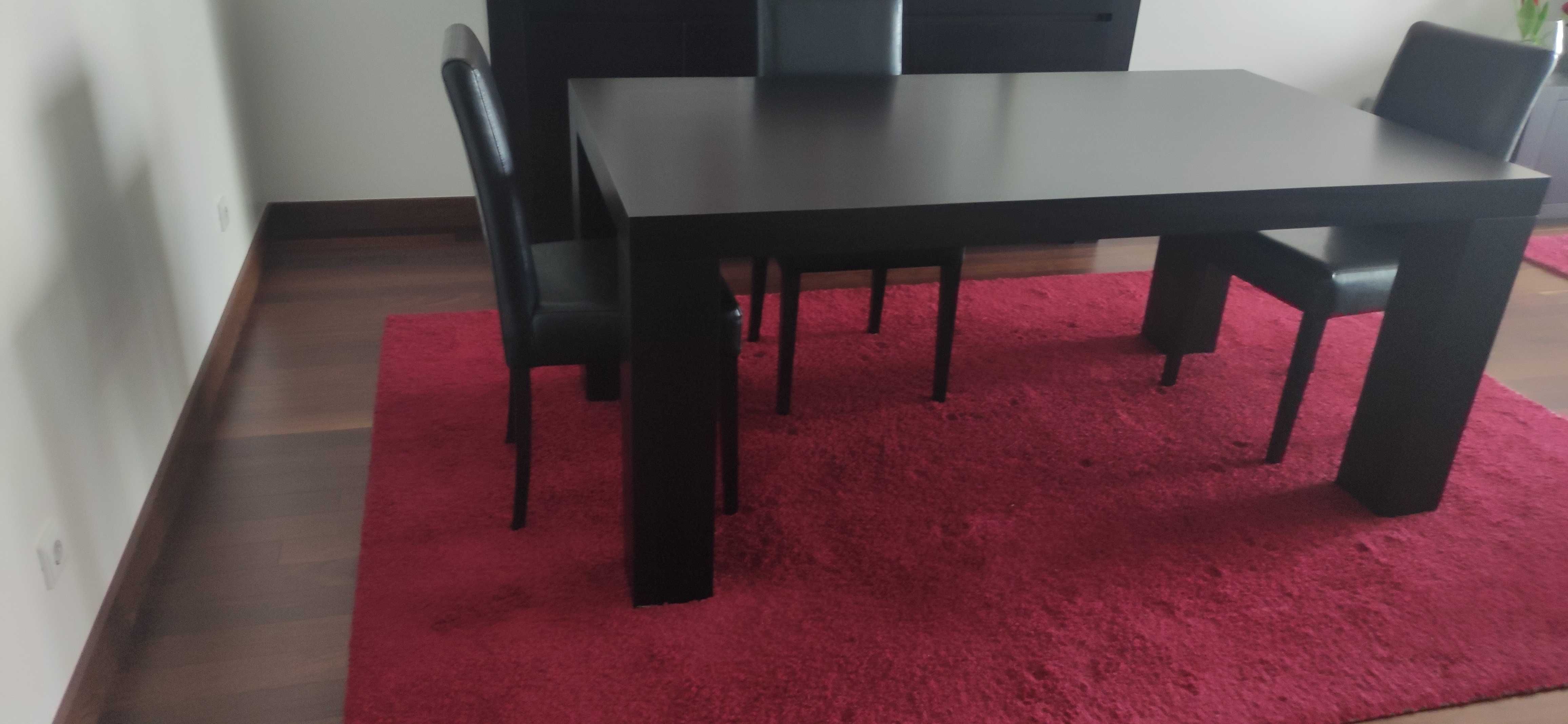 Mesa de jantar em madeira