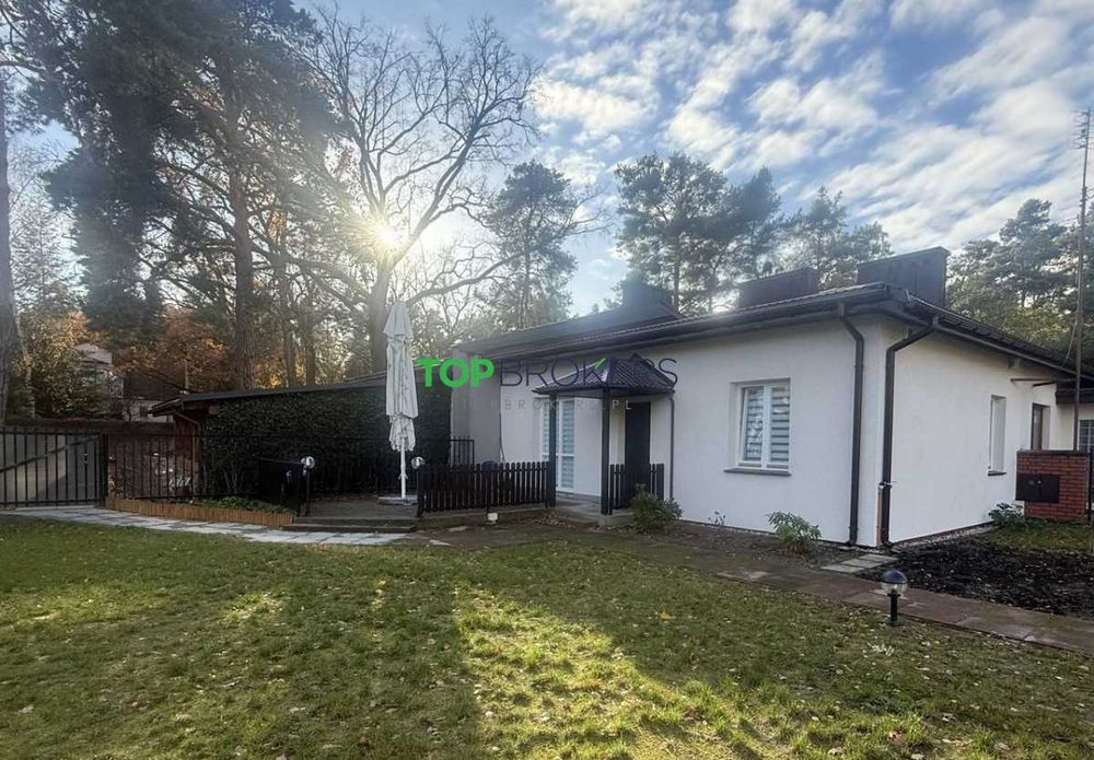 Kameralny parterowy dom przy lesie