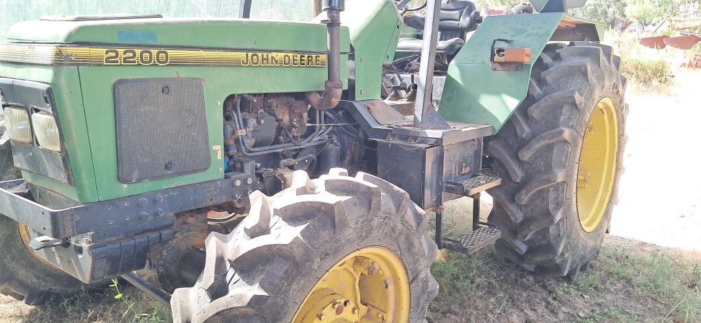 Trator John Deere 2200