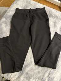 Czarne spodnie dresowe r 152