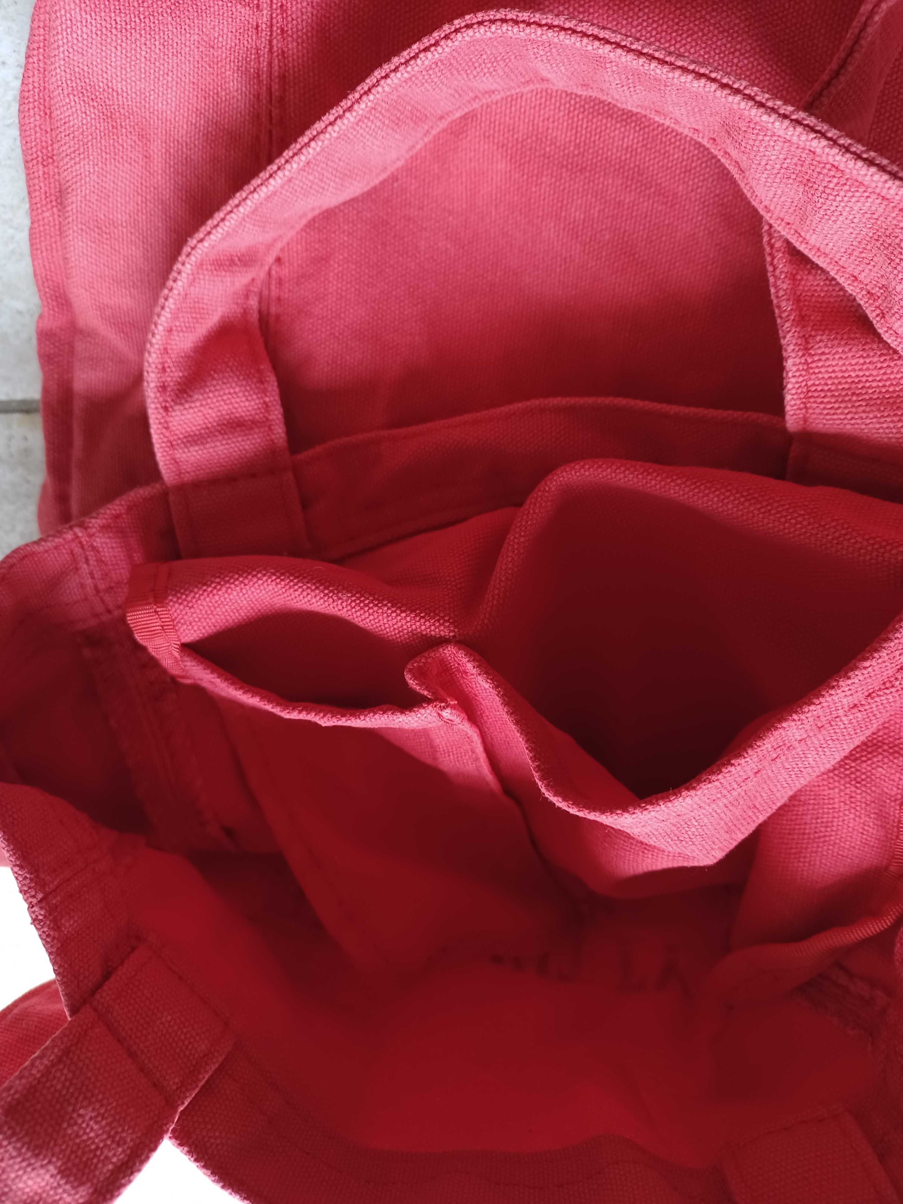 Saco vermelho com logotipo da Hello Kitty