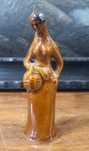 Figurka ceramiczna dama z koszem