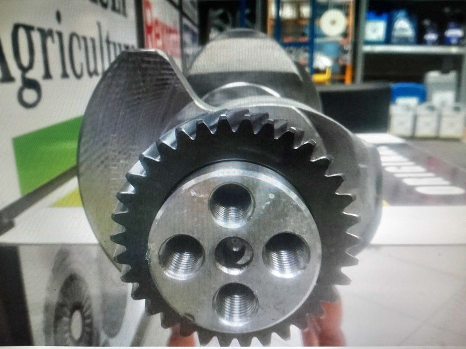 Wał korbowy silnika MWM 6-cylindrów TD226-B6 RENAULT 155.54 fi-63/70