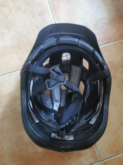 Capacete de proteção e rodinhas