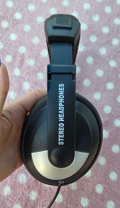 Czarne słuchawki przewodowe nauszne Stereo Headphones