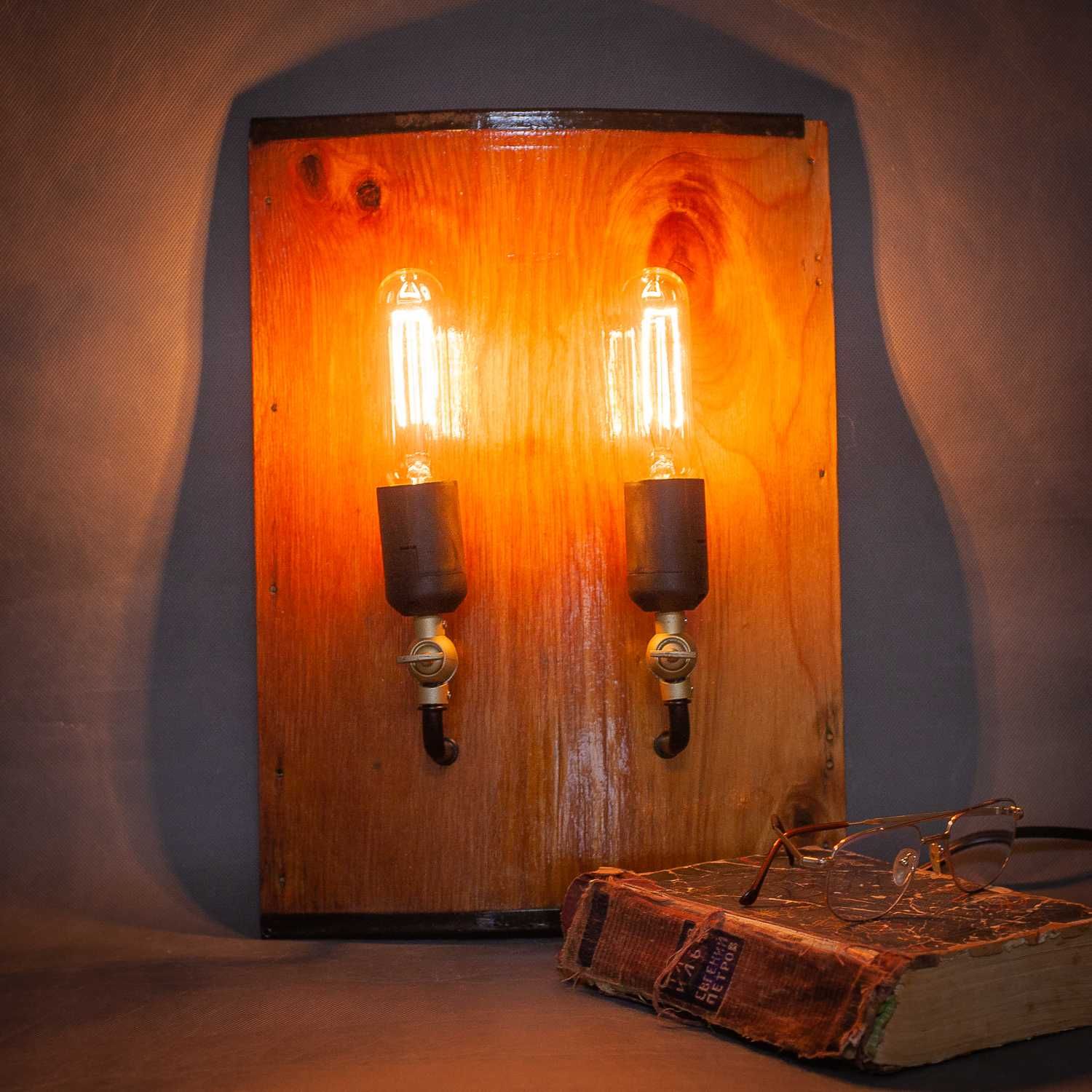 Лучший подарок - оригинальный настольный светильник в стиле Лофт.