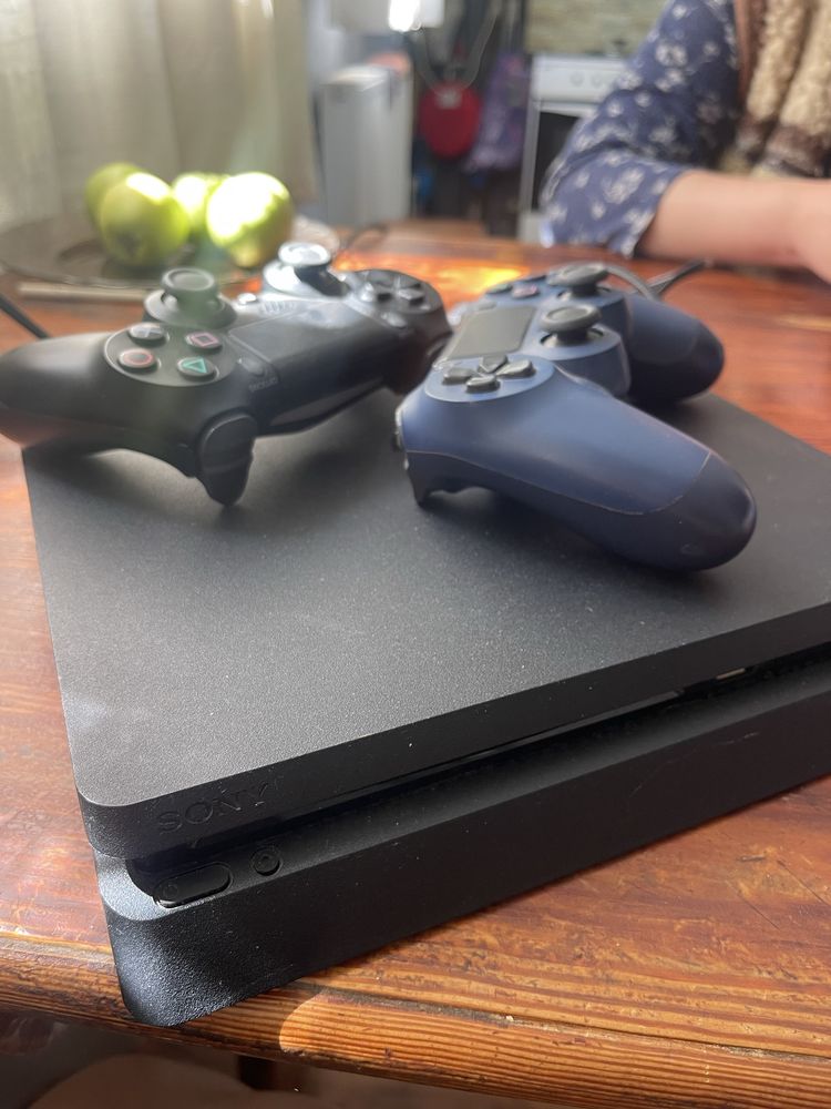 Play Station 4 + 2 консолі