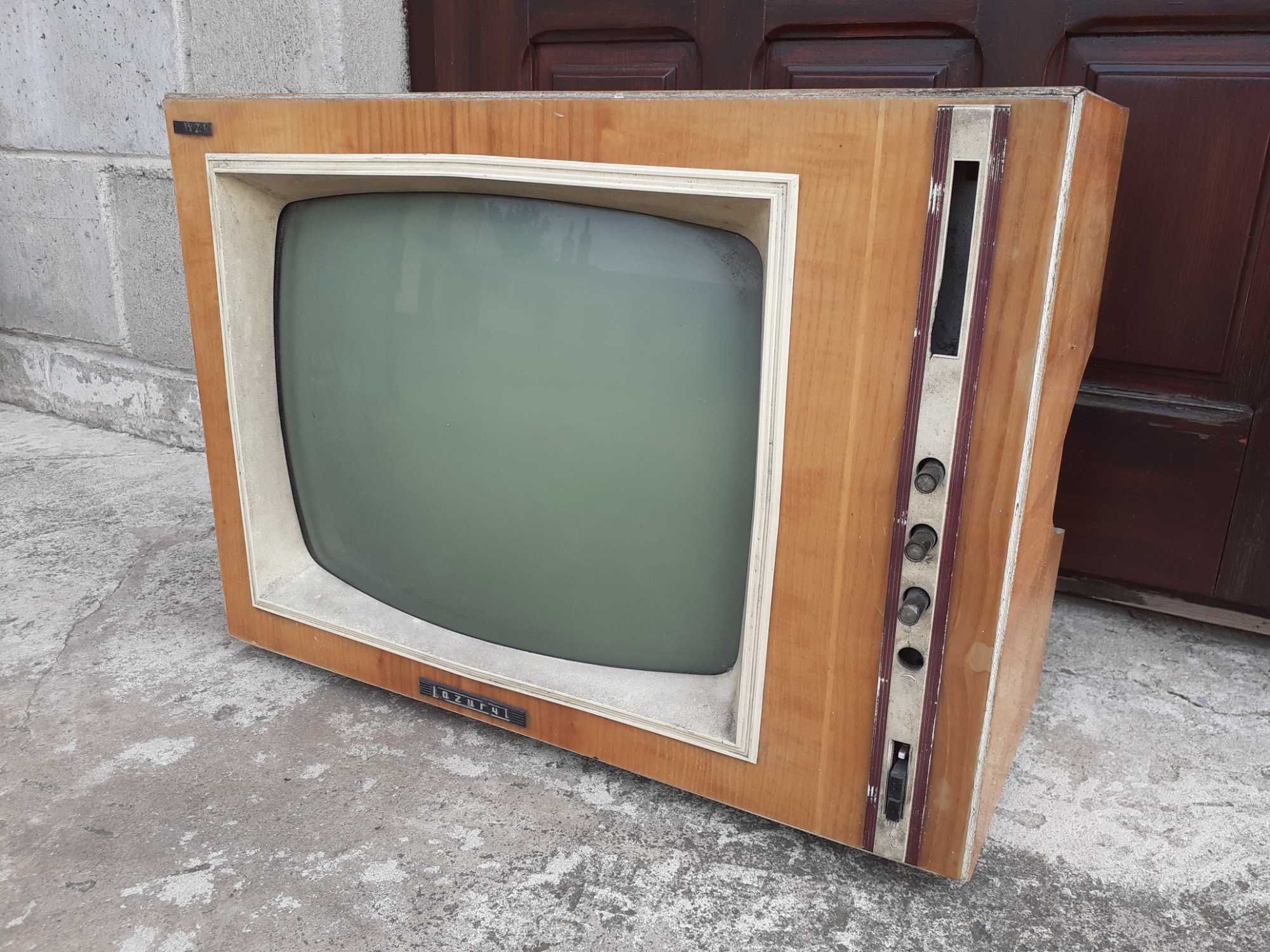 Zabytkowy telewizor Lazuryt 103