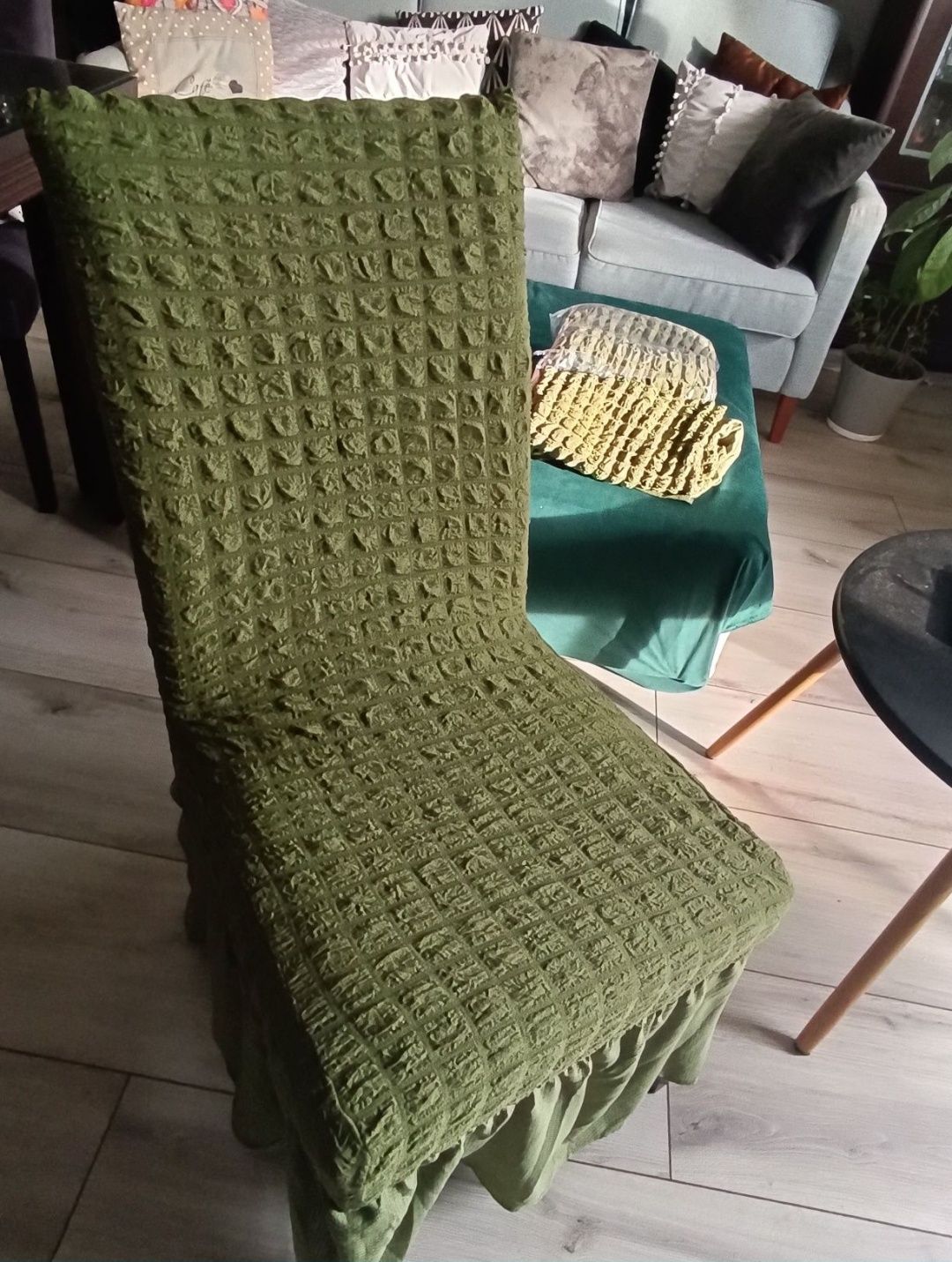 Pokrowce na krzesła z falbanką białe lub śmietanka
