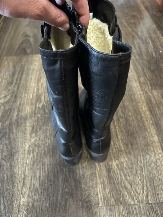 Продам, жіночі чоботи  чорні на хутру.