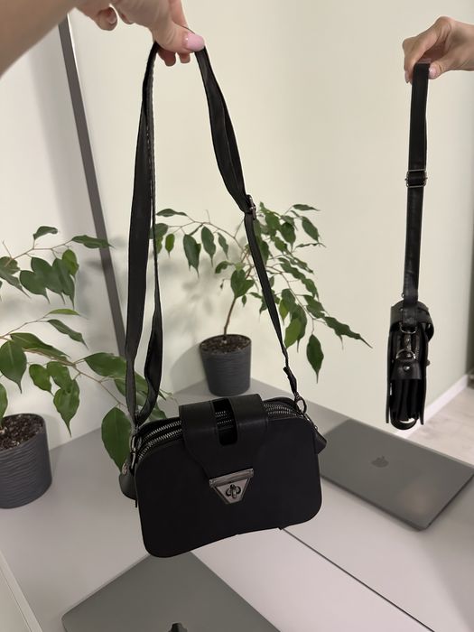 Чорна шкіряна сумочка