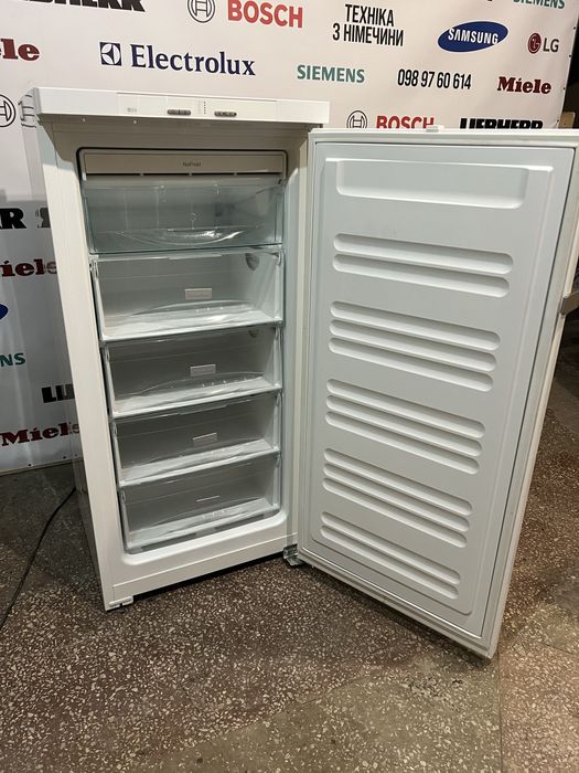 Морозильна камера Miele FN12220S з Німеччини