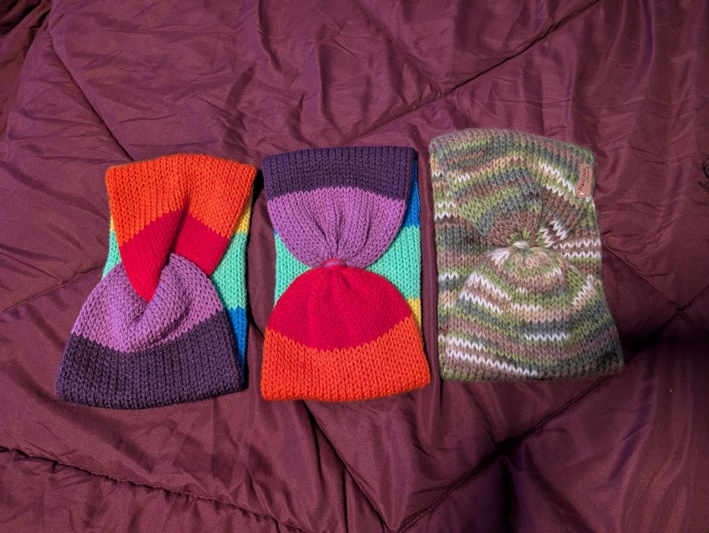 Gorros, cachecóis e bandelettes feitos à mão
