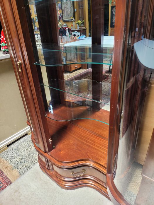 Excelente cristaleira em madeira maciça com prateleiras em vidro e f