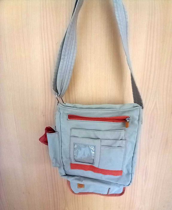 Carteira bege, com muitos bolsos