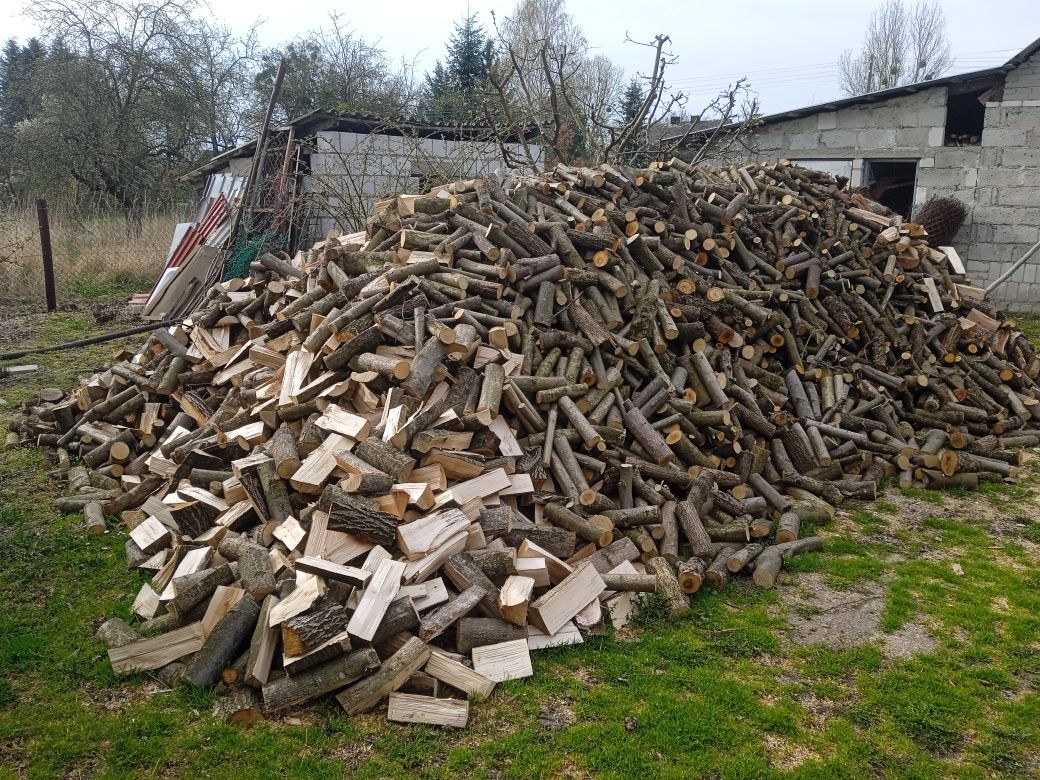 Drewno opałowe liściaste mieszane.