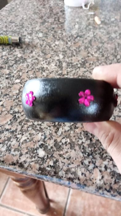 Pulseiras em madeira pintadas a mão