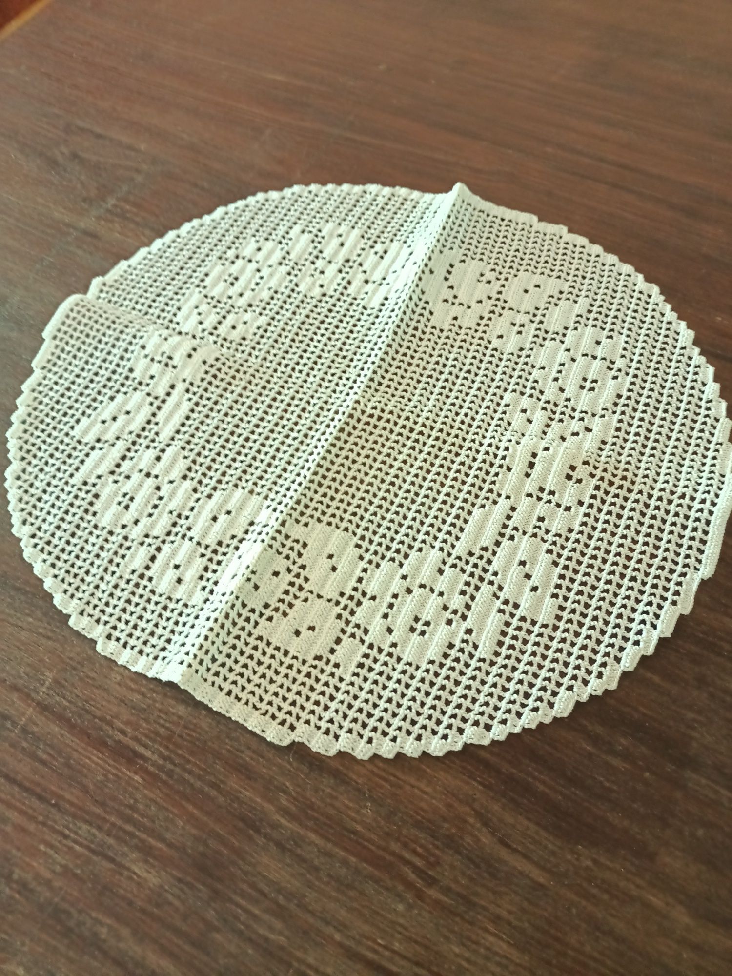 Abecedário em crochê e um paninhos, também em crochê.