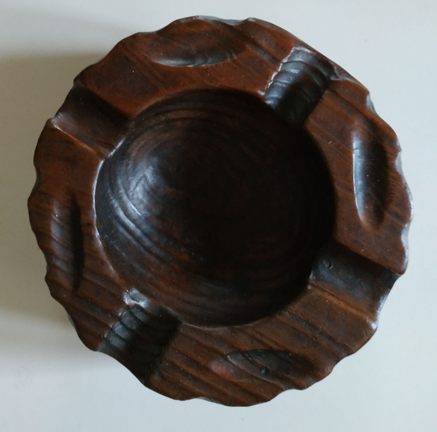 Popielniczka drewniana o średnicy 14 cm.