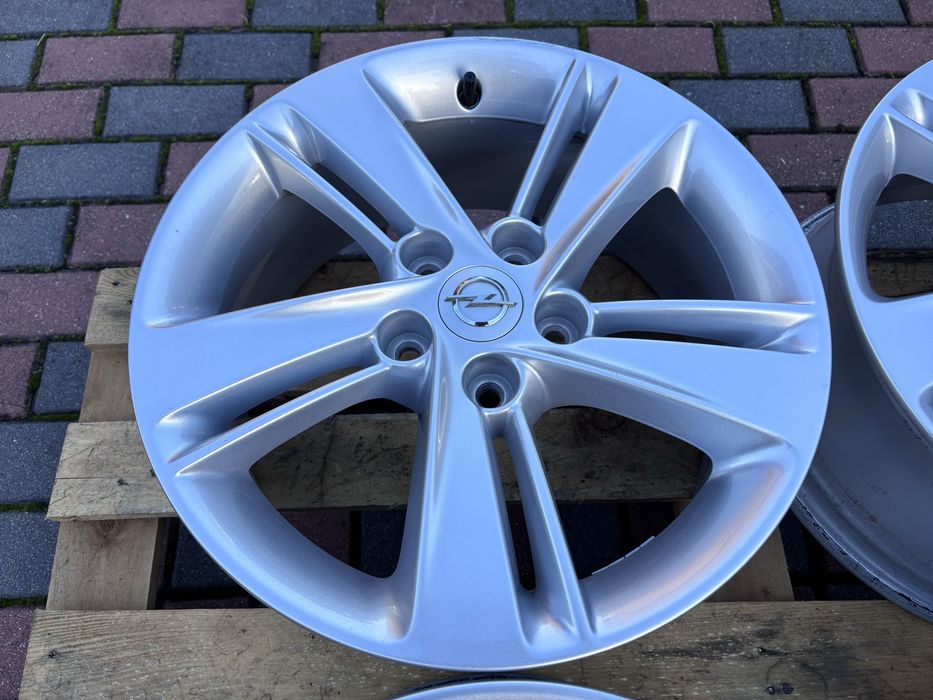 Felgi Opel Insignia Astra Zafira 5x115 7,5Jx17 ET45 czujniki Antara