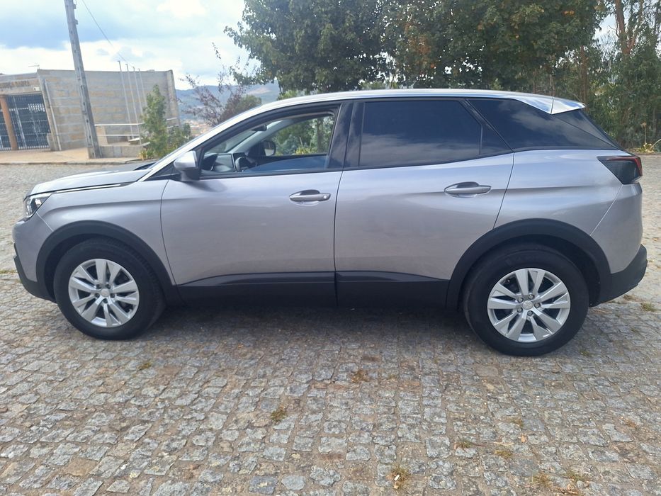 Peugeot cinza 3008