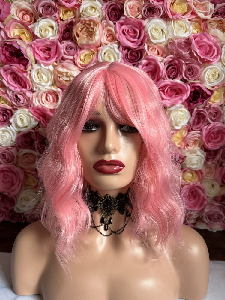 Peruka różowa z grzywką grzywka falowana róż wig cosplay