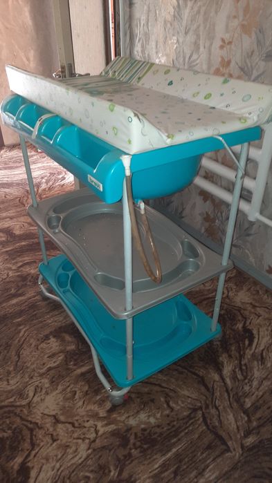 Пеленальний столик із ванночкою