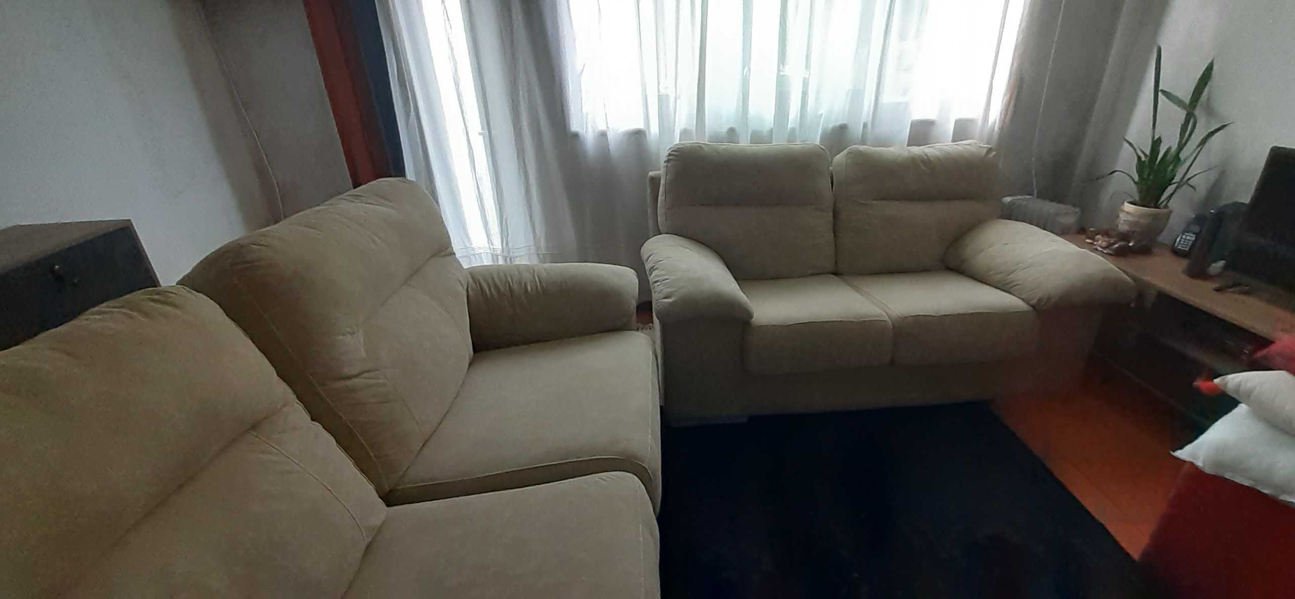 Vendo 2 sofás - 1 de 3 lugares , outro de 2