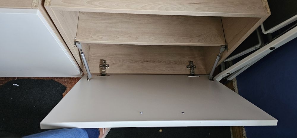 Szafka na nóżkach otwierana "do siebie" 3 sztuki