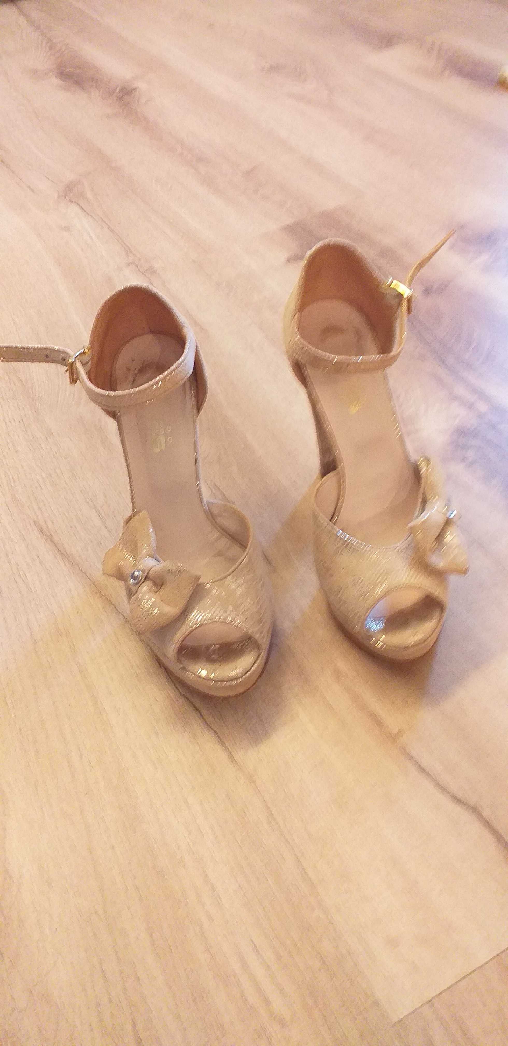 Sapatos dourados cerimónia