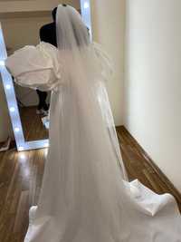 Весільна сукня із атласу
