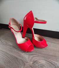 Червоні туфлі на високих каблуках