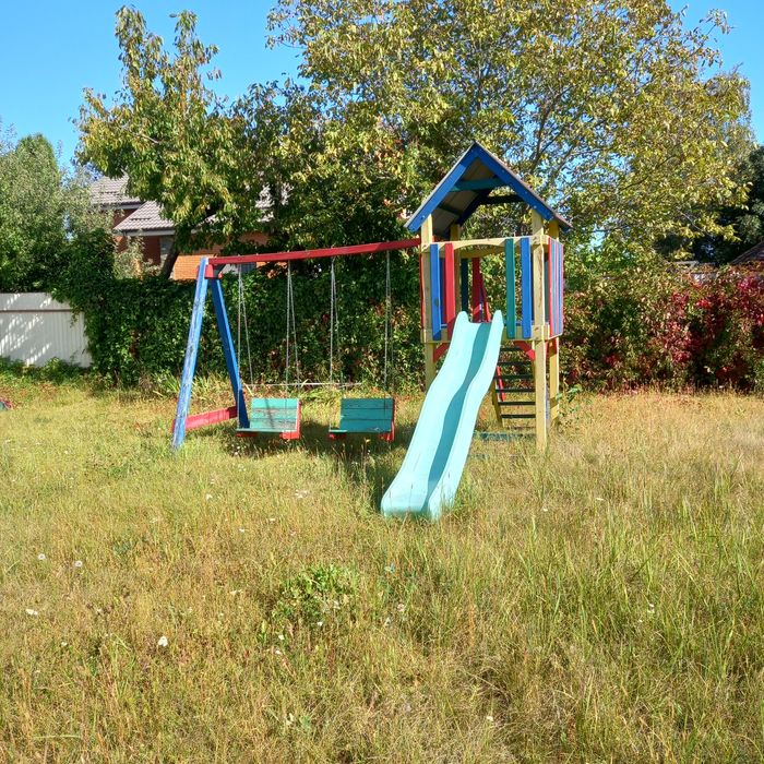 Дитяча гірка з гойдалками