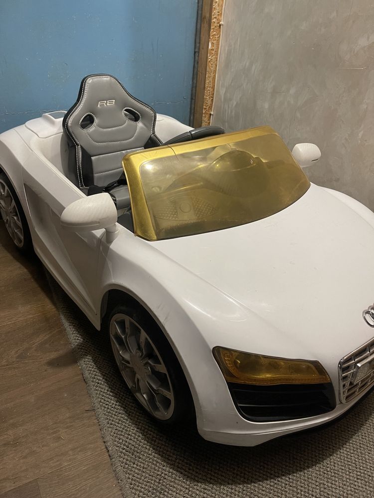 Електромобіль дитячий Audi r8