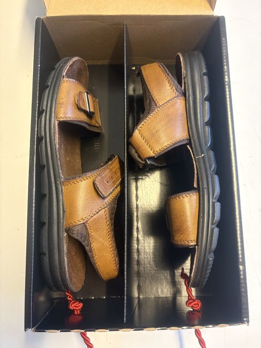 Sandálias castanhas